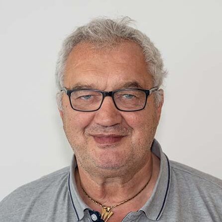 Auf diesem Bild ist Oswald Föllerer zu sehen, welcher Vorstandsmitglied des Vereins Ohrenschmaus ist.